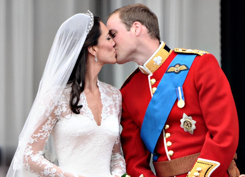 En esta foto de archivo tomada el 29 de abril de 2011, el príncipe William de Gran Bretaña besa a su esposa Kate, duquesa de Cambridge, en el balcón del Palacio de Buckingham, después del servicio de la boda, el 29 de abril de 2011.&nbsp;
