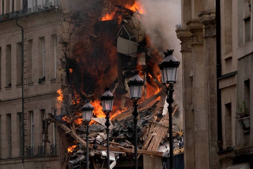El humo sale de los escombros de un edificio en Place Alphonse-Laveran en el distrito 5 de París, el 21 de junio de 2023.
