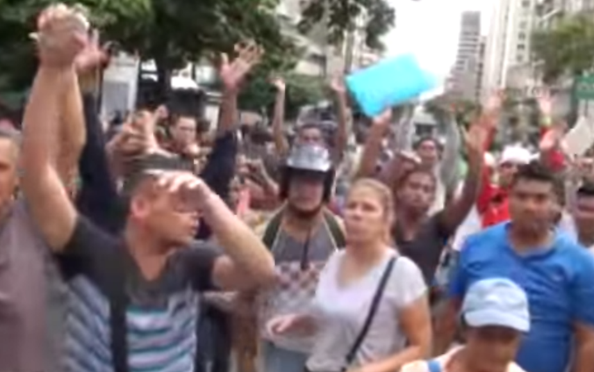 La angustia por las varias horas de espera en filas interminables y el temor a no encontrar alimentos se han convertido en el mejor combustible para las protestas que se viven a diario en las calles de Caracas, donde chocan constantemente chavistas y c