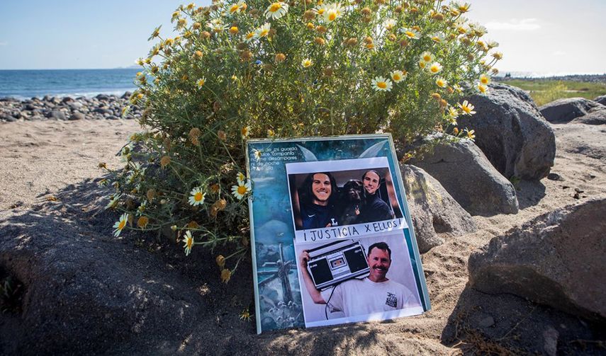 Memorial a surfistas asesinados en una playa, Ensenada, Mexico.