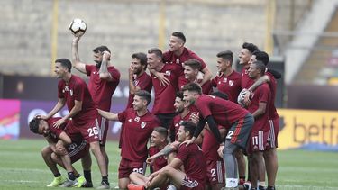 Los jugadores de River Plate de Argentina posan para fotos en la cancha del estadio Monumental de Lima, el viernes 22 de noviembre de 2019.