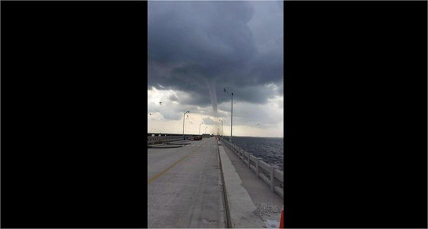 El tornado se desarrolló en el puente Sunshine Sky Way. (Foto: @chematierra)