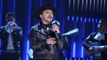 En esta fotografía de archivo del 17 de octubre de 2019 Christian Nodal en los Latin American Music Awards en Los Angeles. La madre del cantante compartió la noticia de su compromiso.