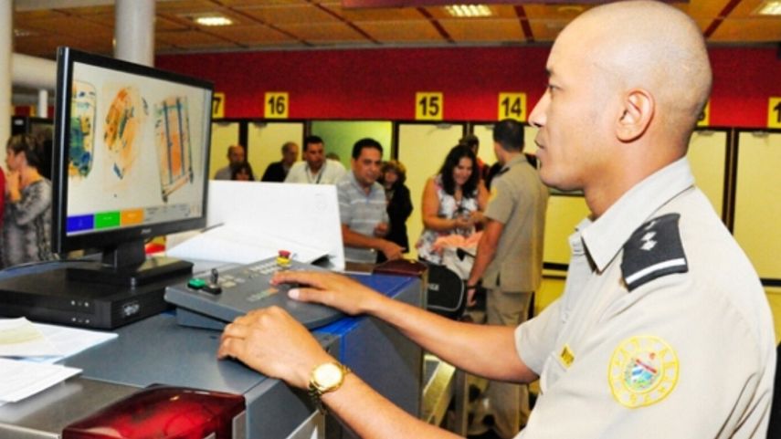 Un oficial de la Aduana de Cuba monitores equipajes en un aeropuerto de la isla.