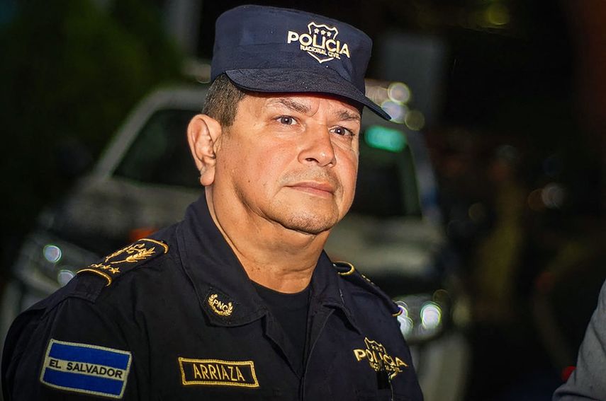 Imagen publicada por la Policía Nacional Salvadoreña que muestra al director de policía Mauricio Arriaza en San Salvador el 1 de agosto de 2023.