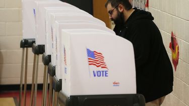 Un ciudadano participa en las primarias dem&oacute;cratas en Richmond, Virginia, martes 3 de marzo de 2020.&nbsp;