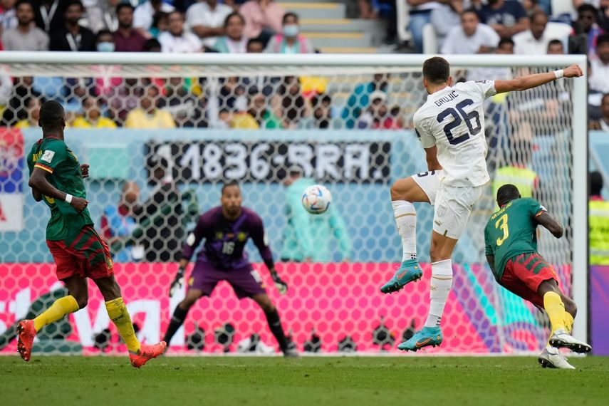 El serbio Marko Grujic (derecha) lanza a portería durante un juego del Grupo G del Mundial entre Camerún y Serbia, en el estadio al Al Janoub, en Al Wakrah, Qatar, el 28 de noviembre de 2022.&nbsp;