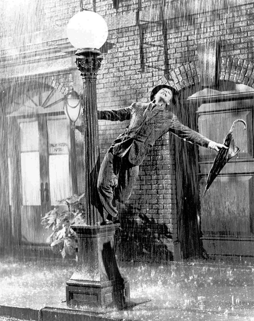 Gene Kelly con el traje que va a ser subastado en Dallas, en la famosa escena de la película Cantando bajo la lluvia. (AP Photo/File)