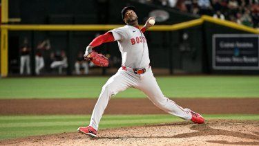 Aroldis Chapman, # 44 de los Medias Rojas de Boston, ofrece un lanzamiento de novena entrada contra los Diamondbacks de Arizona en el Chase Field el 7 de septiembre de 2025 en Phoenix, Arizona. Los Medias Rojas ganaron 7-4.&nbsp;