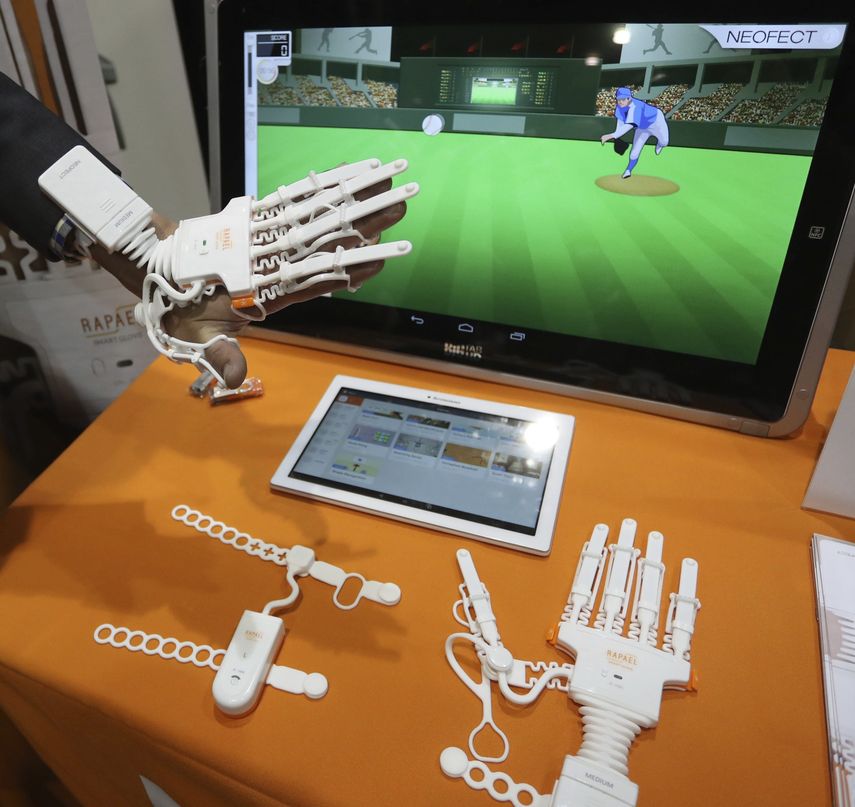 Demostración del dispositivo de fabricación surcoreana Neofect Active Finger and Hand Rehabilitation Solution (lit: solución para la rehabilitación de dedo y mano Neoefect Active) durante su presentación en la&nbsp;feria&nbsp;de la Eléctrónica de&nbsp;Consumo&nbsp;(CES) en Las Vegas&nbsp;