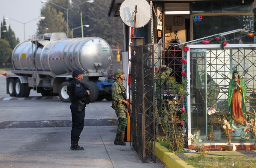 Miembros del Ejército mexicano y policías resguardan las instalaciones de distribución de combustibles en Ciudad de México.