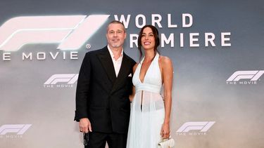 Brad Pitt e Inés de Ramón asisten al estreno mundial de F1® La Película en Times Square el 16 de junio de 2025 en la ciudad de Nueva York. 