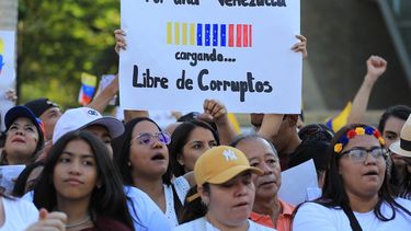 Una mujer sostiene una pancarta que dice Por una Venezuela libre de corrupción durante una protesta convocada por la oposición venezolana para que se reconozca la victoria electoral en Medellín, Colombia, el 17 de agosto de 2024.