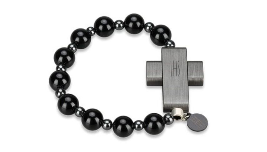 El eRosary tiene la forma de un rosario tradicional y puede llevarse en la mu&ntilde;eca como una pulsera.