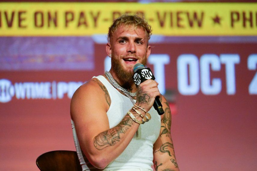 Jake Paul habla durante una conferencia de prensa el lunes 12 de septiembre de 2022, en Los Ángeles. La poco ortodoxa carrera de Paul en el boxeo podría tomar un rumbo serio. La súper estrella de YouTube convertido en boxeador premiado enfrentará por primera vez a un boxeador profesional cuando suba al cuadrilátero con Tommy Fury.