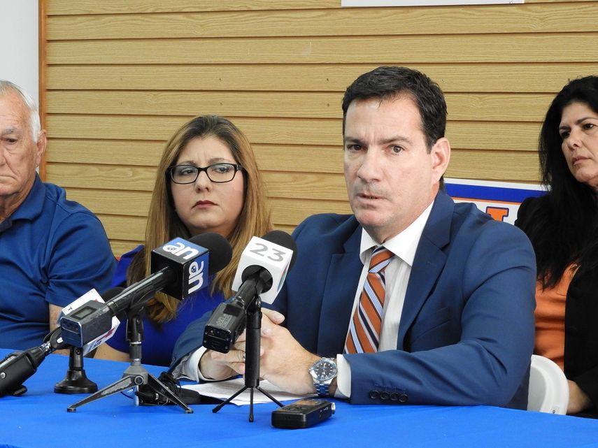 Exconcejal Luis Gonz&aacute;lez en rueda de prensa.