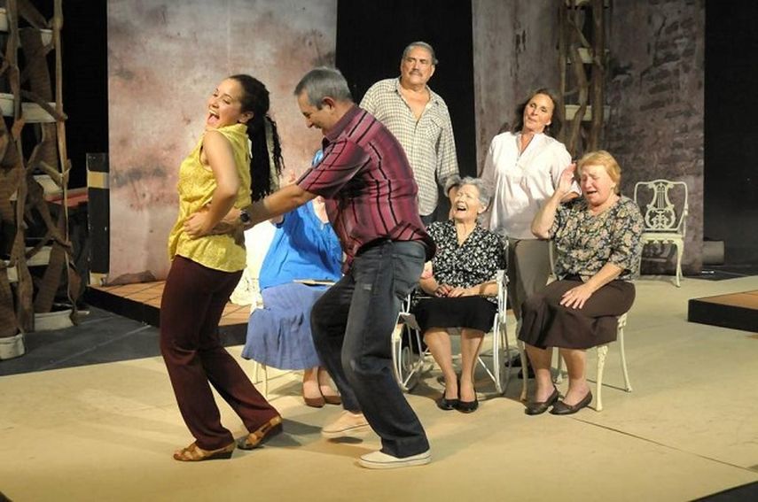 Alguna cosita que alivie el dolor llegará nuevamente a la Capital del Sol desde este 4 de febrero hasta el domingo 7, en el On.Stage Black Box de Miami-Dade County Auditorium (CORTESÍA).
