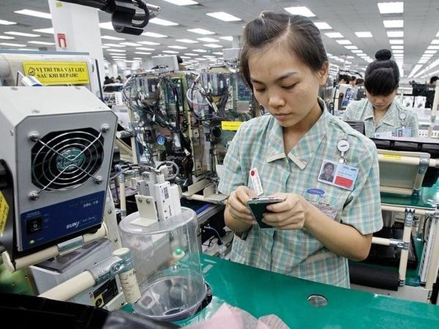 En la planta del proveedor, Zhonghuan Tongxun Technology, que emplea a 900 personas, se descubrió que la firma oculta las horas de trabajo extra de los trabajadores falsificando la documentación correspondiente (CORTESÍA: www.xataka.com)