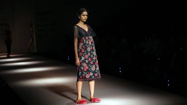 Una modelo desfila con una propuesta de Rimzim Dadu.