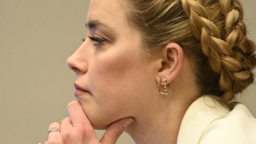 La actriz Amber Heard escucha en la sala del tribunal de circuito del condado de Fairfax, Virginia, el 26 de abril de 2022.