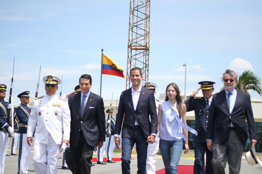 Fotografía cedida por Secretaría de Comunicación de Ecuador que muestra al presidente de la Asamblea Nacional de Venezuela (C), Juan Guaidó, y su esposa, Fabiana Rosales (3d), durante su despedida con honores en el aeropuerto General Ulpiano Páez, este domingo, en Salinas (Ecuador).&nbsp;