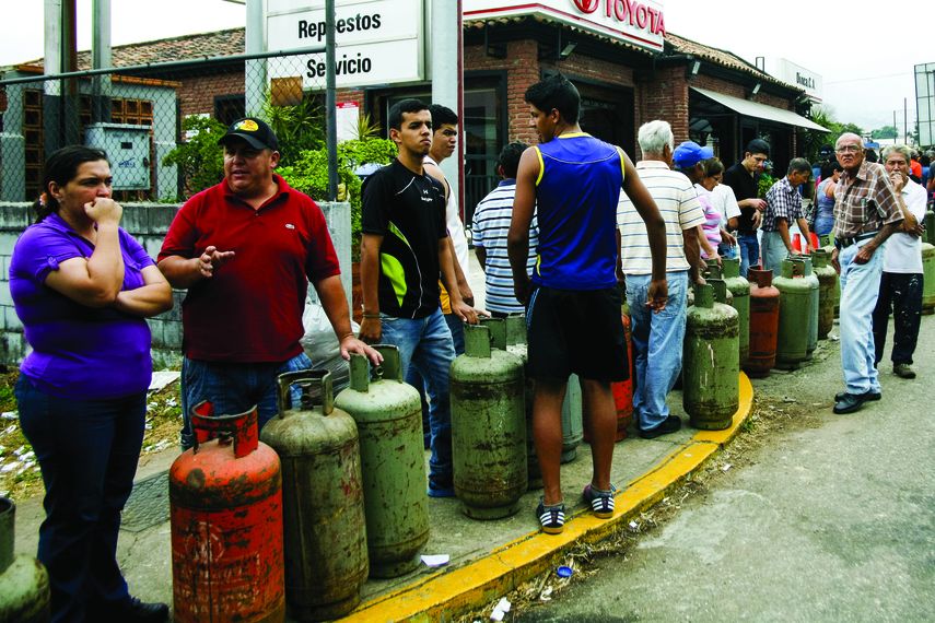 Una larga fila para comprar gas. Esta escena se sigue repitiendo sobre todo en el interior del país