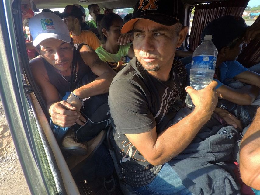 Miembros de la caravana de migrantes hondureños viajan a través de México hacia la frontera con EEUU.