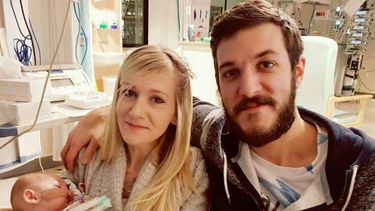 Los padres de&nbsp;Charlie Gard en el hospital.&nbsp;