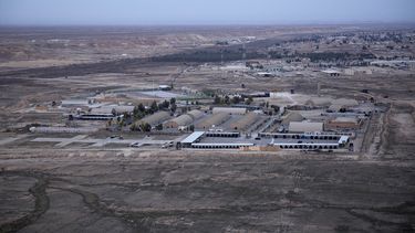 &nbsp;En esta imagen del 29 de diciembre de 2019 tomada desde un helicóptero, la base aérea de Ain al-Asad, en el desierto de Anbar, Irak. Al menos 10 cohetes impactaron el miércoles contra una base militar iraquí en el oeste de Irak donde hay alojadas tropas de la coalición que lidera Estados Unidos, según dijo un portavoz de la coalición.&nbsp;
