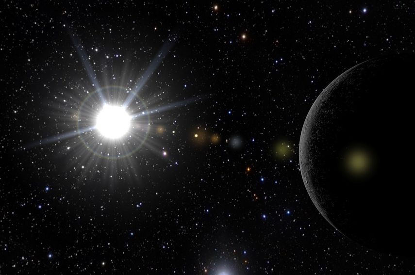 El planeta Mercurio (der.)&nbsp;tarda s&oacute;lo 88 d&iacute;as en orbitar al Sol.