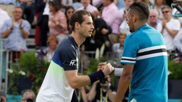 Andy Murray de Gran Bretaña, izquierda, le da la mano a Nick Kyrgios de Australia, derecha, después de que Kyrgios ganara su partido de tenis individual en el torneo de tenis Queens Club en Londres, el martes 19 de junio de 2018.&nbsp;