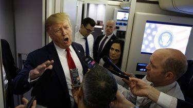 El presidente Donald Trump habla con reporteros a bordo del Air Force One el 7 de agosto de 2019.