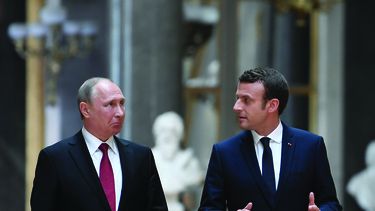 Los presidentes ruso y francés sostuvieron su primer encuentro, bajo la mirada del célebre Palacio de Versailles, en las afueras de París.