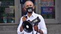 Obama, altoparlante en mano habla a maestros en Miami. Obama, altoparlante en mano habla a maestros en Miami.