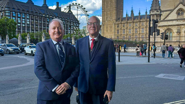 Orlando Gutiérrez-Boronat y el parlamentario britanico Mark Pritchard.