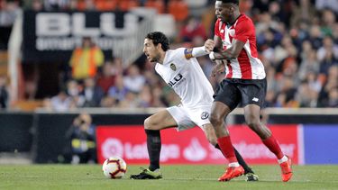 El centrocampista del Valencia CF, Dani Parejo (i), disputa un balón con el delantero del Athletic Club, Iñaki Williams (d), durante el partido correspondiente a la 26ª jornada de La Liga Santander disputado esta noche en el Estadio de Mestalla, en Valencia. 