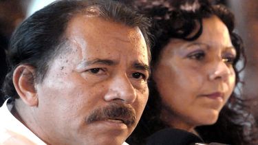 El dictador Daniel Ortega (izda), junto a su esposa Rosario Murillo.