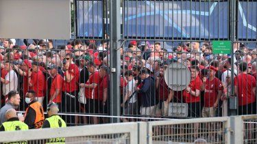 Aficionados del Liverpool esperan para poder ingresar al estadio previo a la final de la Champions League contra el Real Madrid, el 28 de mayo de 2022.