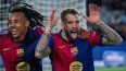 Iñigo Martínez (derecha), del Barcelona, celebra después de anotar el tercer gol de su equipo en un partido, el 25 de febrero de 2025.