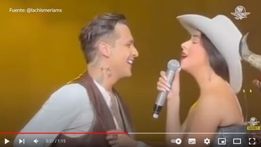Christian Nodal y Ángela Aguilar cantan en un concierto en Ciudad de México.