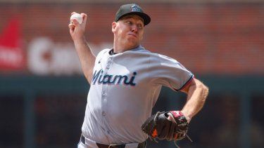 Ryan Gusto #65 de los Marlins de Miami lanza contra los Bravos de Atlanta en la primera entrada en el Truist Park el 9 de agosto de 2025 en Atlanta, Georgia.&nbsp;