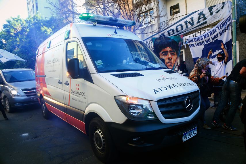 Una ambulancia traslada a Diego Maradona a la Clínica Olivos de Buenos Aires, donde fue operado el martes 3 de noviembre de 2020 (
