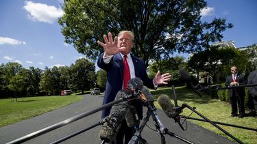 El presidente Donald Trump habla con reporteros antes de partir de la Casa Blanca, el miércoles 21 de agosto del 2019, en Washington.