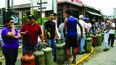Una larga fila para comprar gas. Esta escena se sigue repitiendo sobre todo en el interior del país