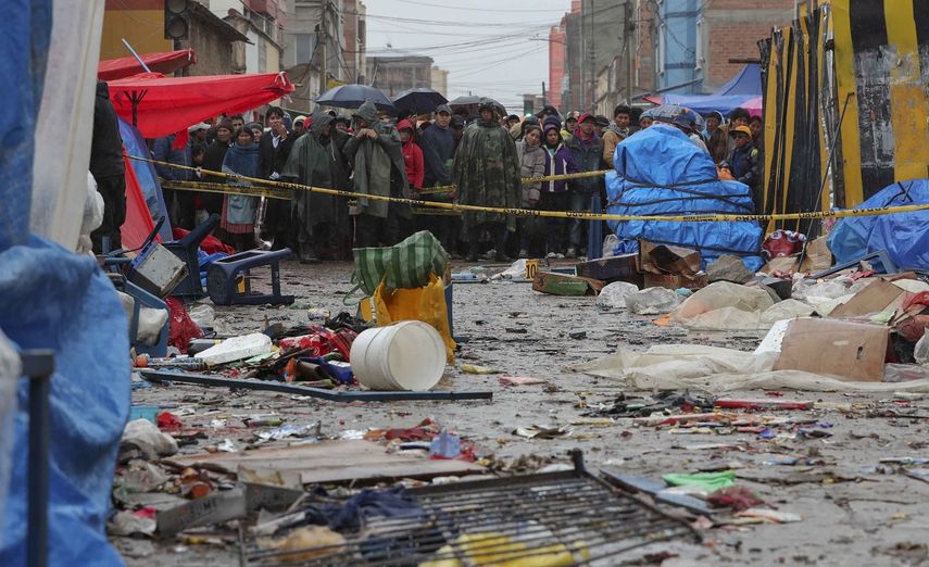 Fotografía de este domingo 11 de febrero de 2018 que muestra el lugar donde se produjo la&nbsp;explosión&nbsp;que ayer provocó seis muertos y 28 heridos en un mercado callejero que permanece acordonado mientras prosigue la investigación en la ciudad de Oruro, Bolivia.