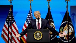 Donald Trump durante su intervención en el American Business Forum, que se lleva a cabo en el Kaseya Center de Miami.