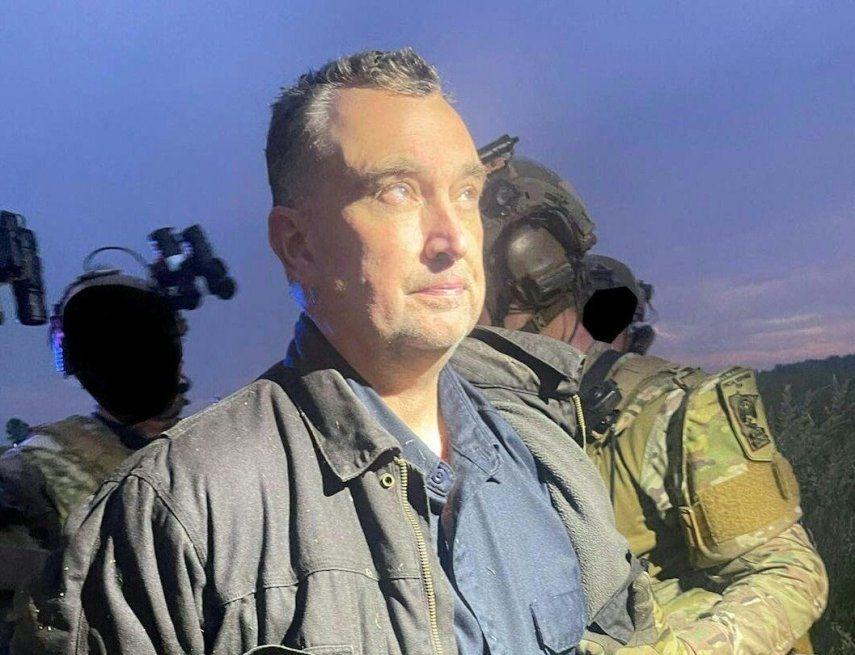Esta foto, no localizada y publicada por la Oficina del Sheriff del Condado de Ramsey el 15 de junio de 2025, muestra a Vance Boelter, presunto asesino de una legisladora estatal demócrata de Minnesota, mientras era detenido.