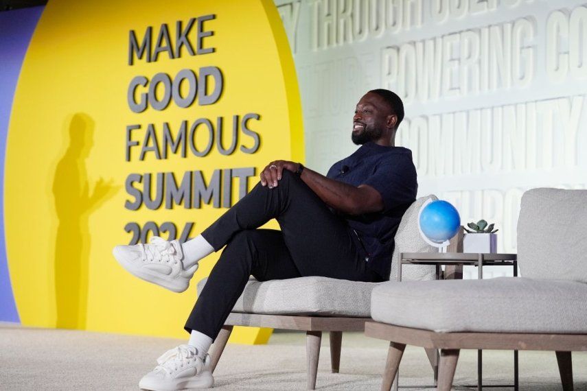 Dwyane Wade, miembro del Salón de la Fama de la NBA, espera para hablar tras obtener el premio Catalyst de Elevante Prize, el jueves 23 de mayo de 2024, en Miami Beach, Florida.