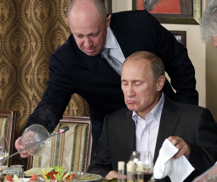 Yevgeni Pregozhin y Vladimir Putin, durante una cena en un restaurante que era propiedad de Pregozhin, en las afueras de Moscú, Rusia. 