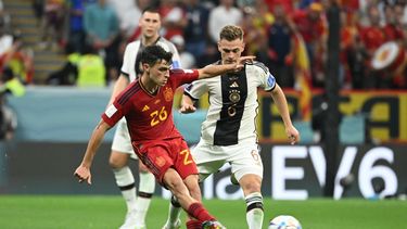 El mediocampista español, Pedri, disputa el balón con Joshua Kimmich, de Alemania, en el cerrado duelo entre ambas selecciones en el Mundial de Catar 2022.